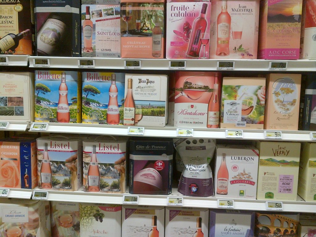 Vinhylle i et fransk supermarkedet i Loire.