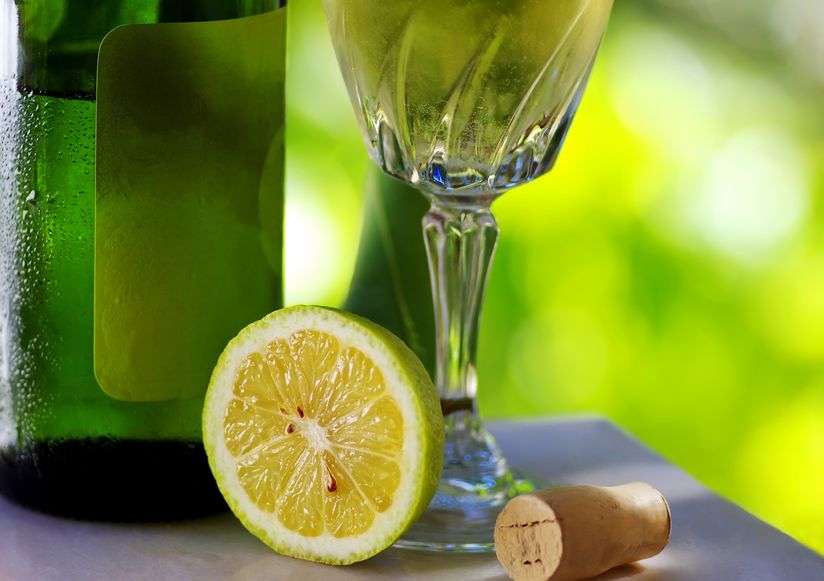 Виноградно лимонного вина. Вино Верде. Вино Верде зеленое в Красном белом. Вино из лимона.
